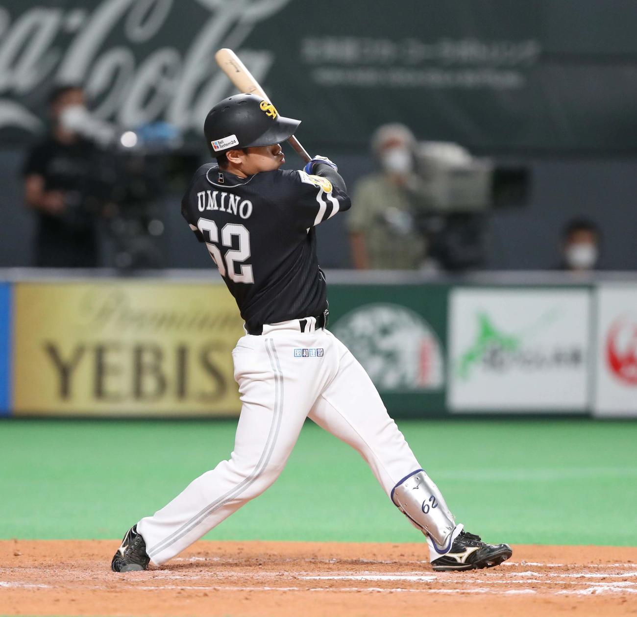 日本ハム対ソフトバンク　9回表ソフトバンク2死、左越え本塁打を放つ海野（撮影・黒川智章）