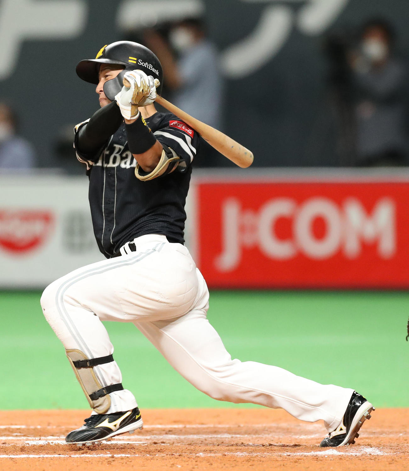 日本ハム対ソフトバンク　8回表ソフトバンク1死一、二塁、野村勇は左前適時打を放つ（撮影・佐藤翔太）