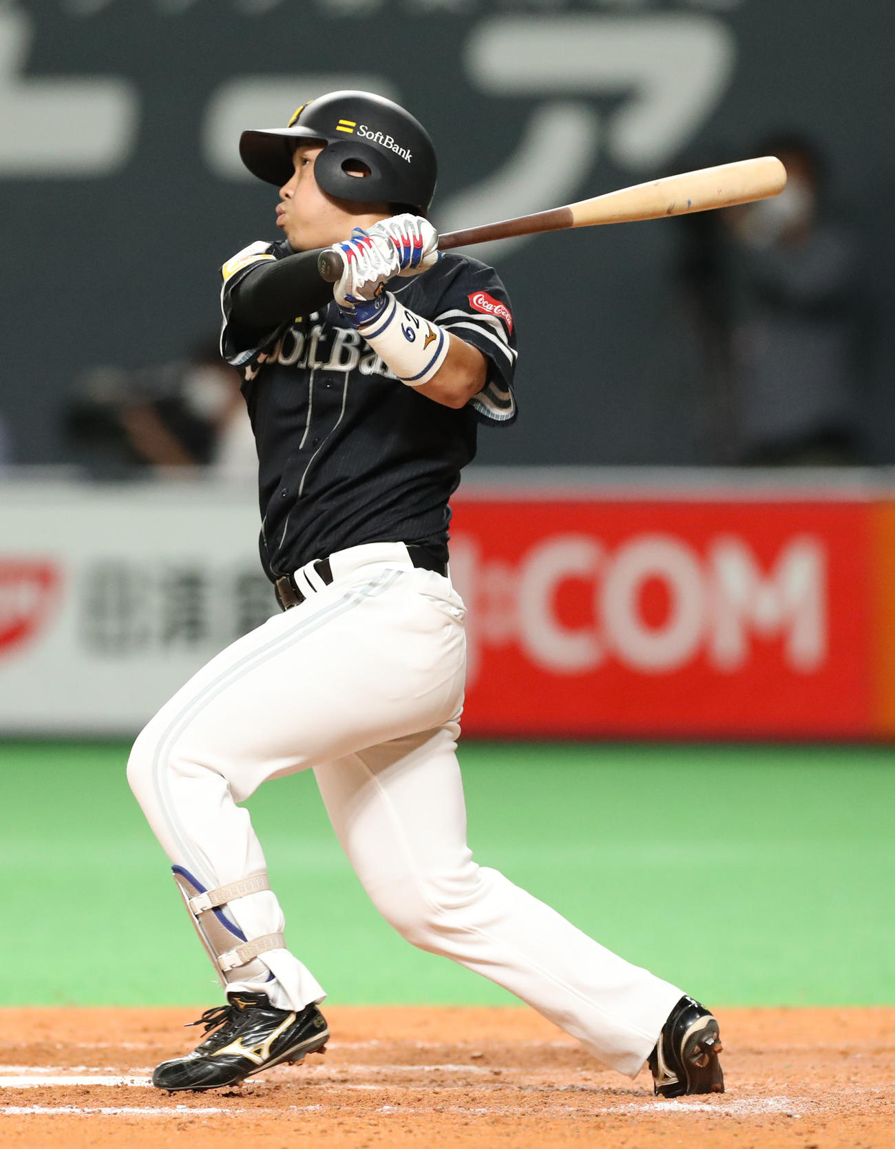 日本ハム対ソフトバンク　9回表ソフトバンク2死、海野はプロ初となる左越え本塁打を放つ（撮影・佐藤翔太）