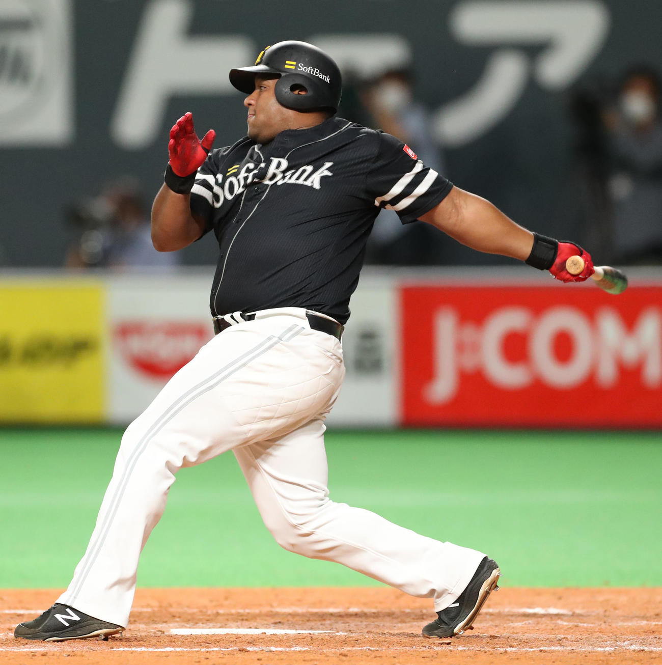 日本ハム対ソフトバンク　5回表ソフトバンク1死一、二塁、デスパイネは適時二塁打を放つ（撮影・佐藤翔太）