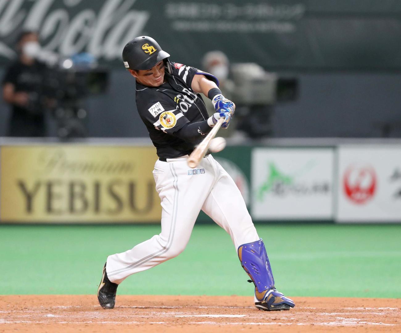 日本ハム対ソフトバンク　5回表ソフトバンク1死二塁、右越え適時二塁打を放つ野村大（撮影・黒川智章）