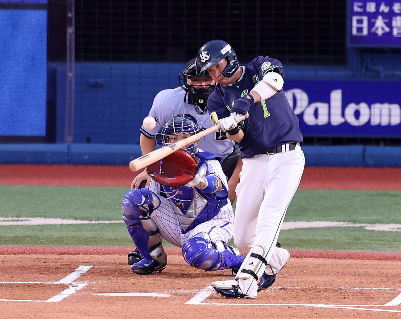 DeNA対ヤクルト　1回表ヤクルト1死一塁、山田は中前安打を放つ（撮影・鈴木正人）