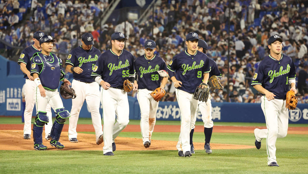 DeNA対ヤクルト　DeNAに勝利した村上らヤクルトナイン（撮影・丹羽敏通）