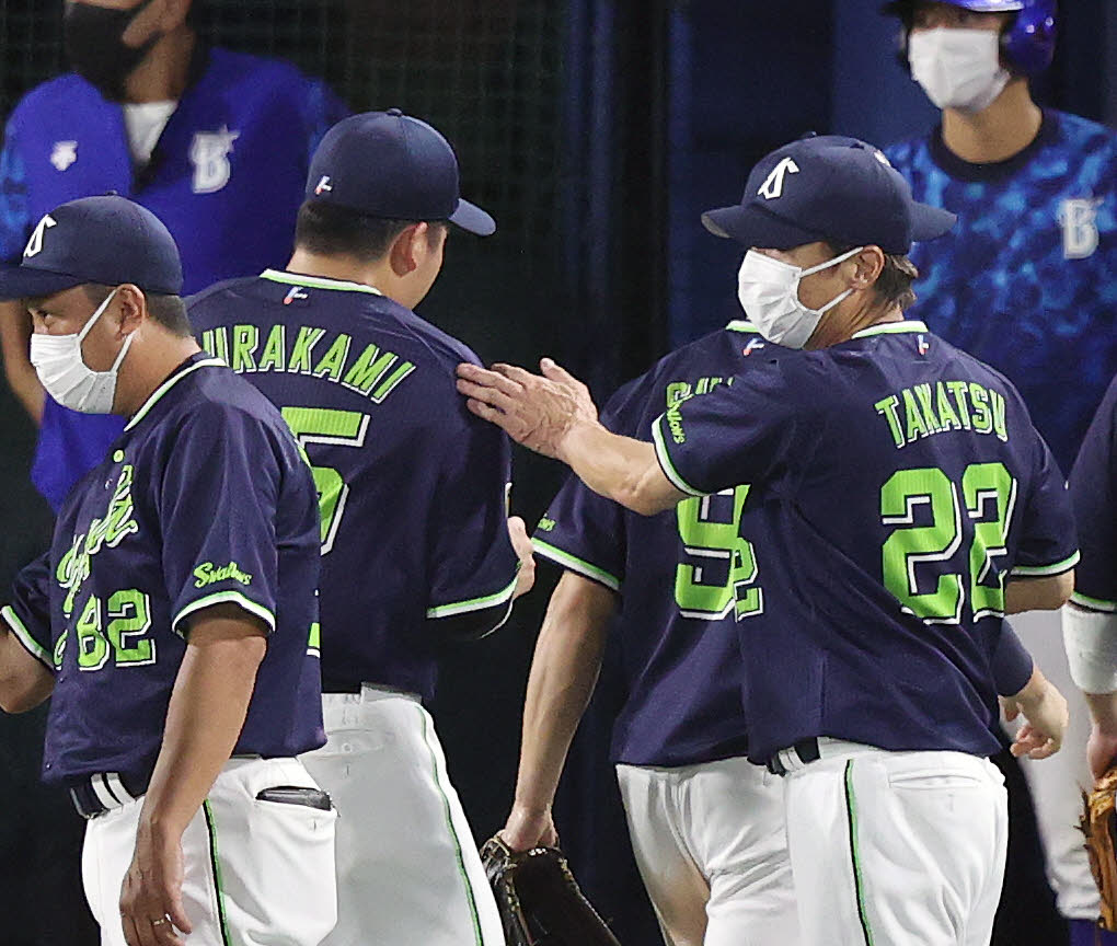 DeNA対ヤクルト　勝利しヤクルト村上宗隆（左）を迎える高津監督（撮影・鈴木正人）
