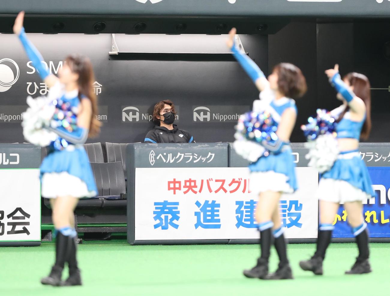 日本ハム対ソフトバンク　試合終了後、グラウンドの片付けが始まってもベンチでたたずむ伊藤（撮影・黒川智章）