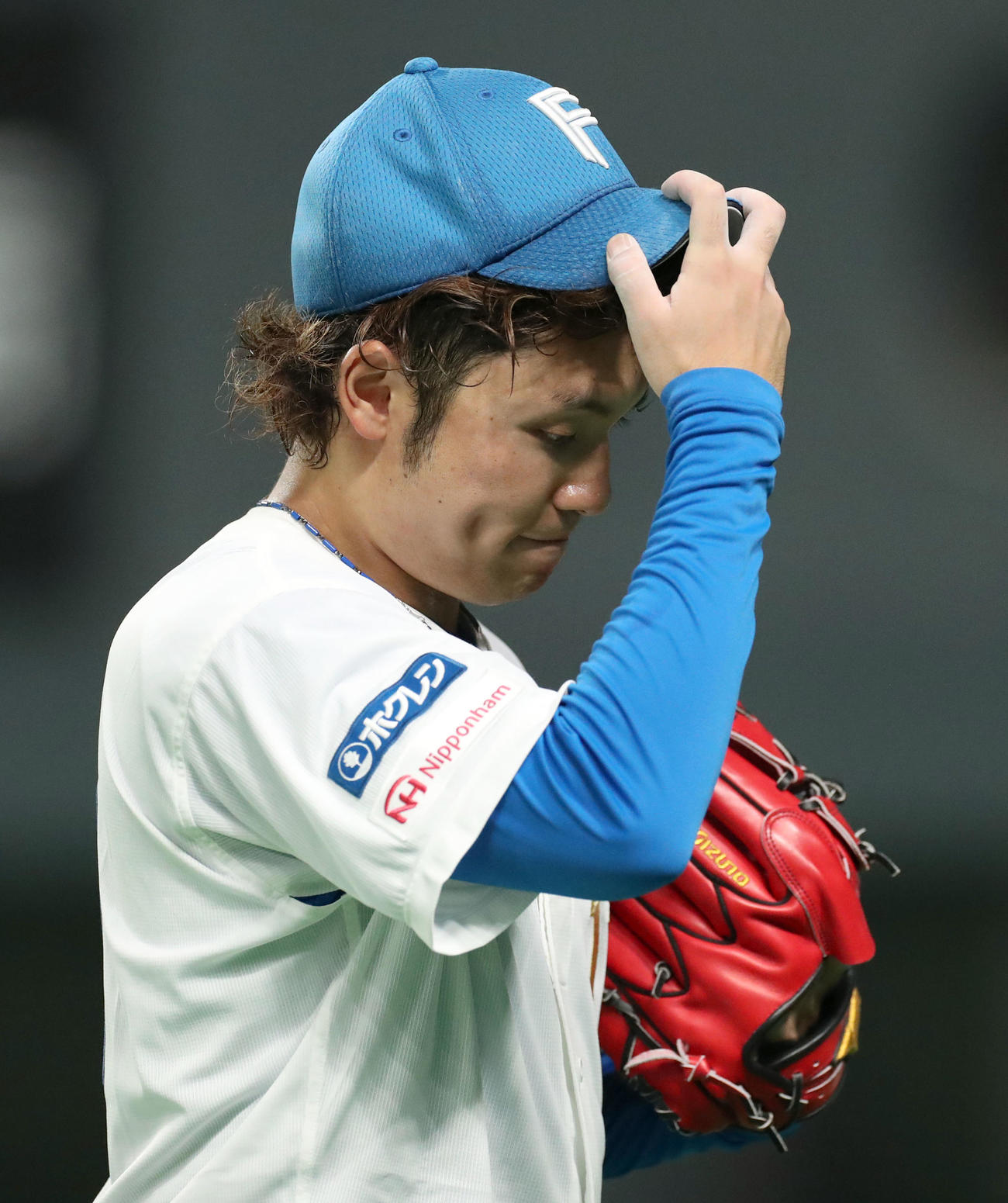 日本ハム対ソフトバンク　うつむきながらベンチに戻る伊藤（撮影・佐藤翔太）