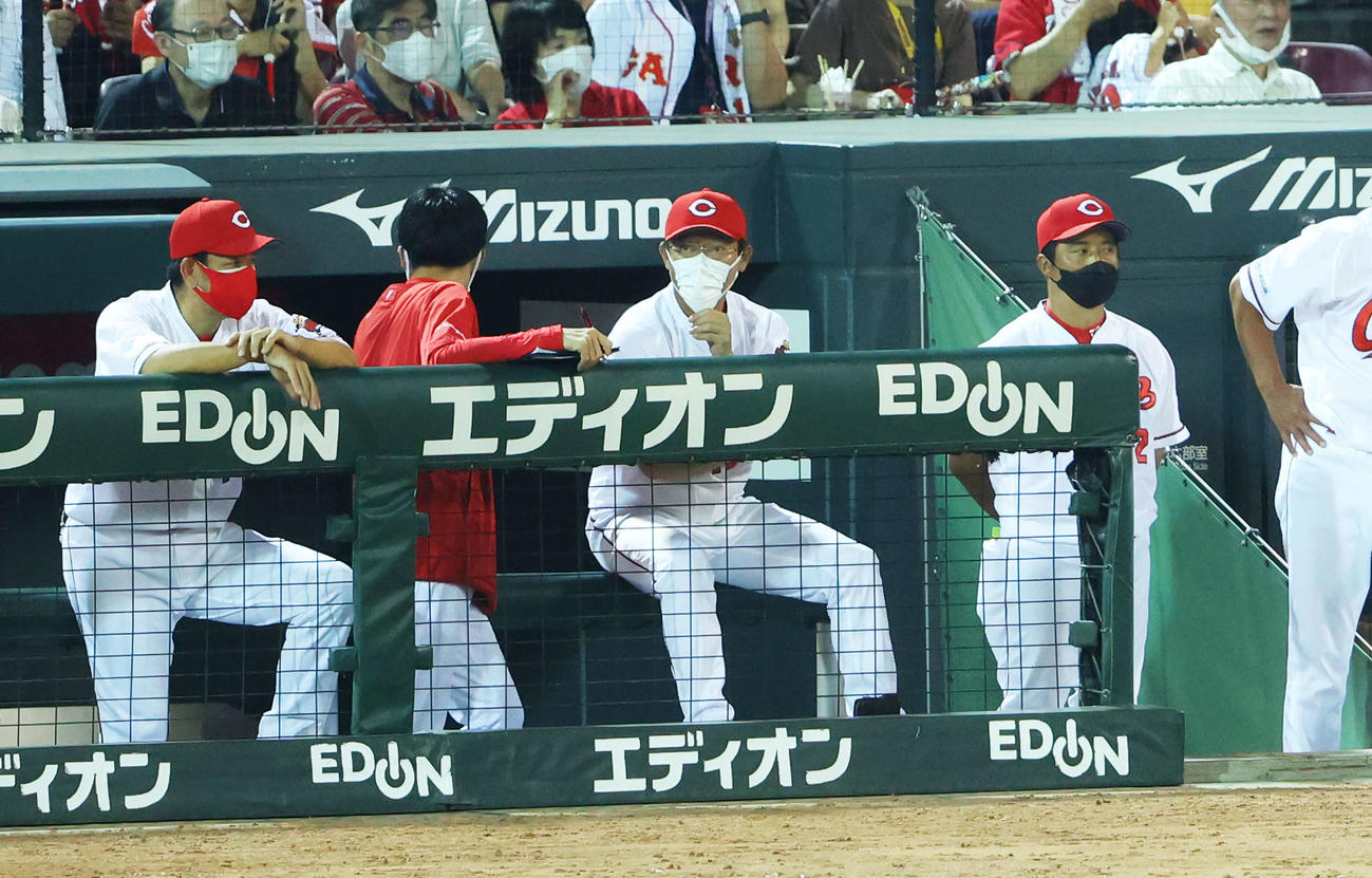 広島対巨人　9回裏、戦況を見守る河田代行監督（中央）（撮影・河田真司）