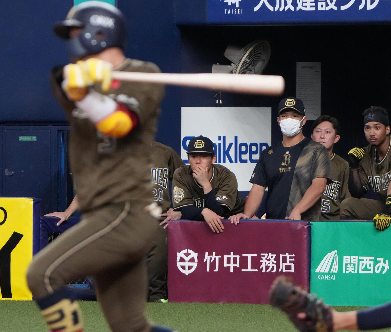 オリックス対西武　10回裏オリックス2死一塁、安達（手前）が三ゴロで試合終了となりベンチで厳しい顔の山本（中央）（撮影・清水貴仁）