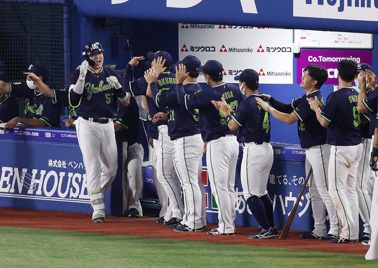 DeNA対ヤクルト　6回表ヤクルト無死一、二塁、村上（左）は右越え3点本塁打を放ちベンチ前で雄たけびを上げる（撮影・鈴木正人）