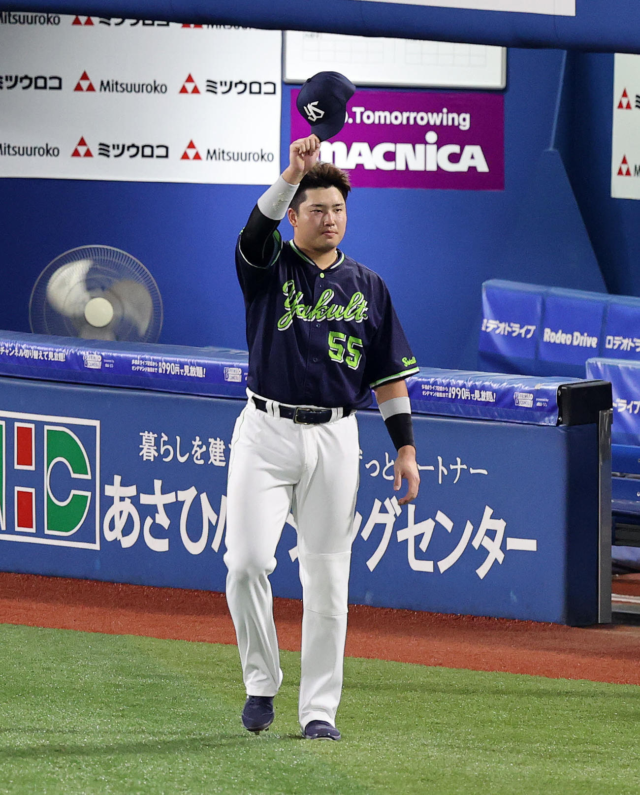 DeNA対ヤクルト　ファンに手を振り引き揚げるヤクルト村上（撮影・鈴木正人）