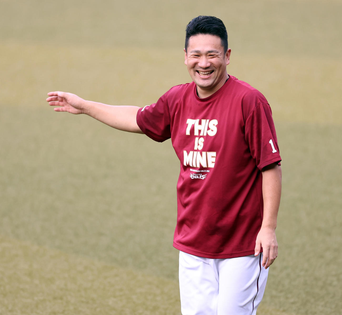ロッテ対楽天　練習中、笑顔の楽天田中将（2022年8月26日撮影）