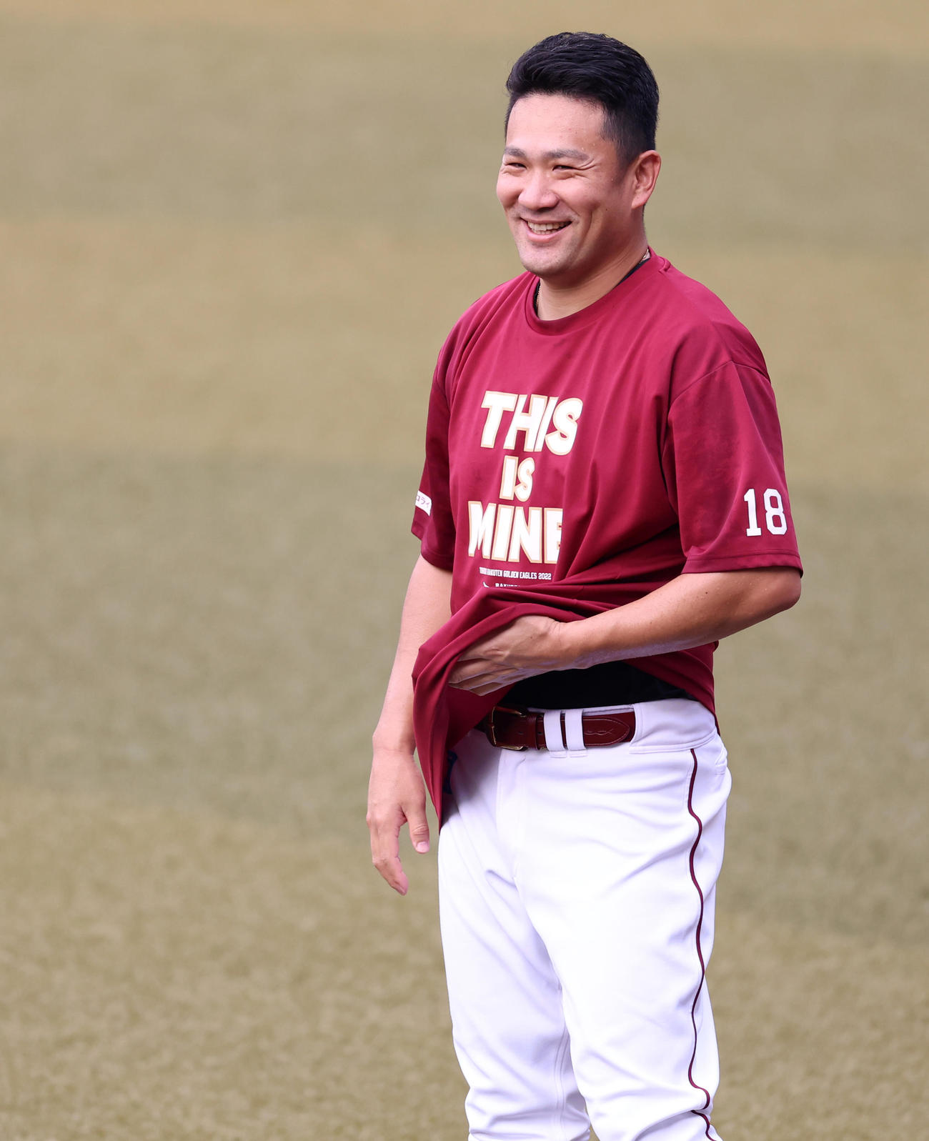 ロッテ対楽天　練習中、笑顔の楽天田中将（2022年8月26日撮影）
