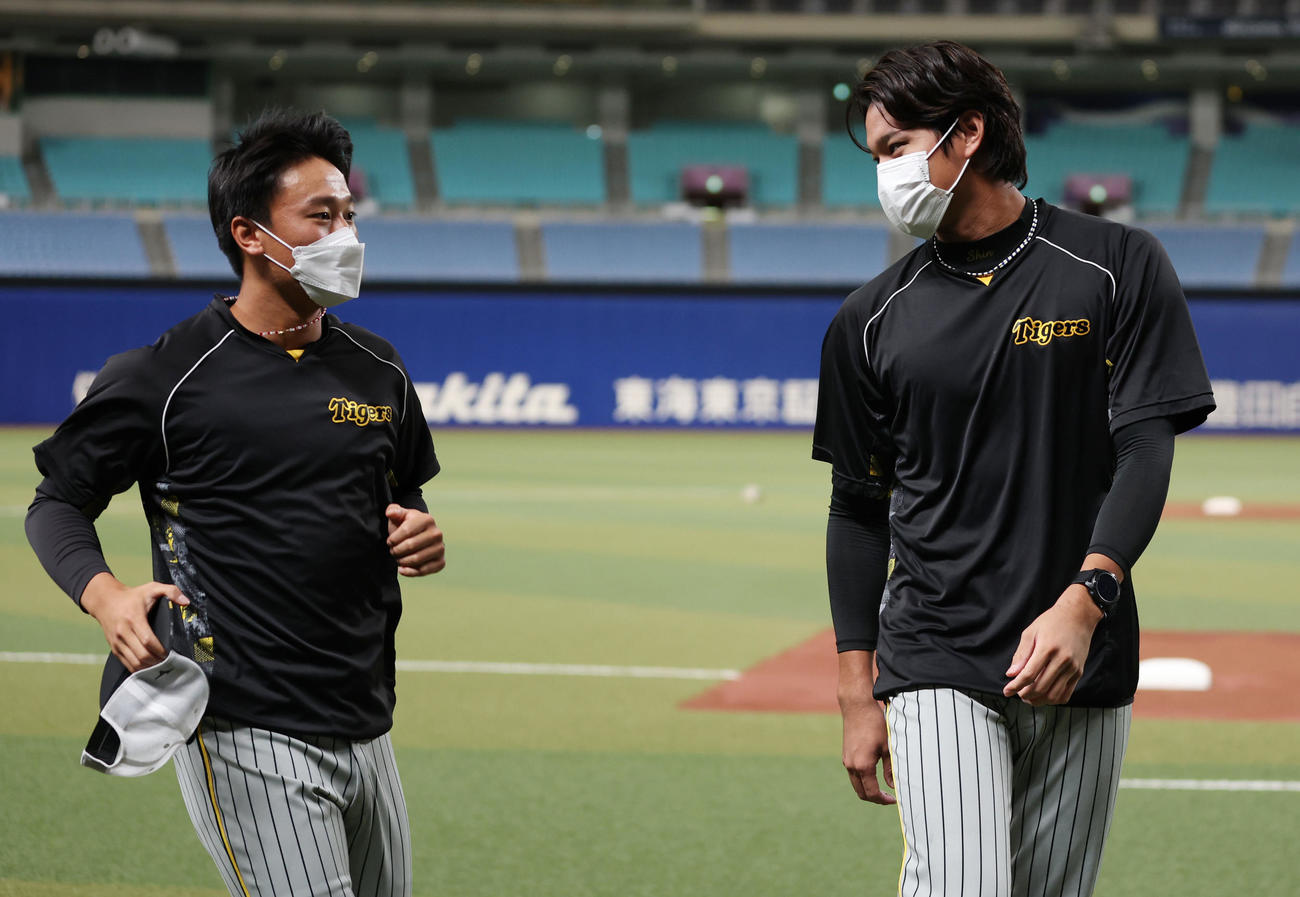 中日対阪神　1軍に合流し阪神藤浪（右）と言葉を交わす森木（撮影・前田充）