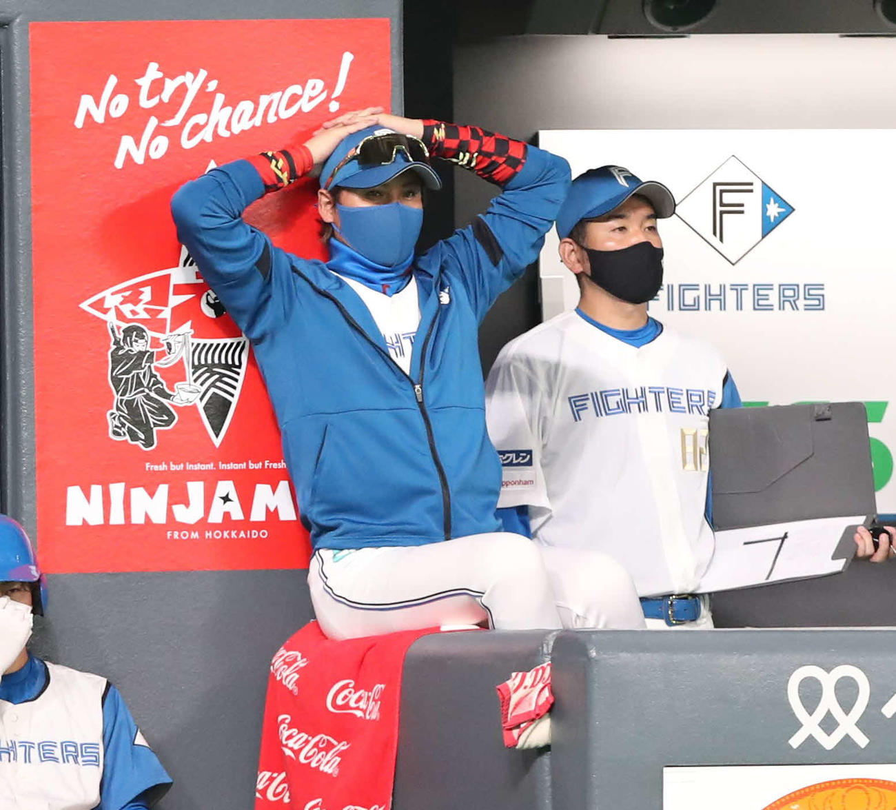 日本ハム対ソフトバンク　8回表、頭に手を置き試合を見つめる新庄監督（撮影・黒川智章）