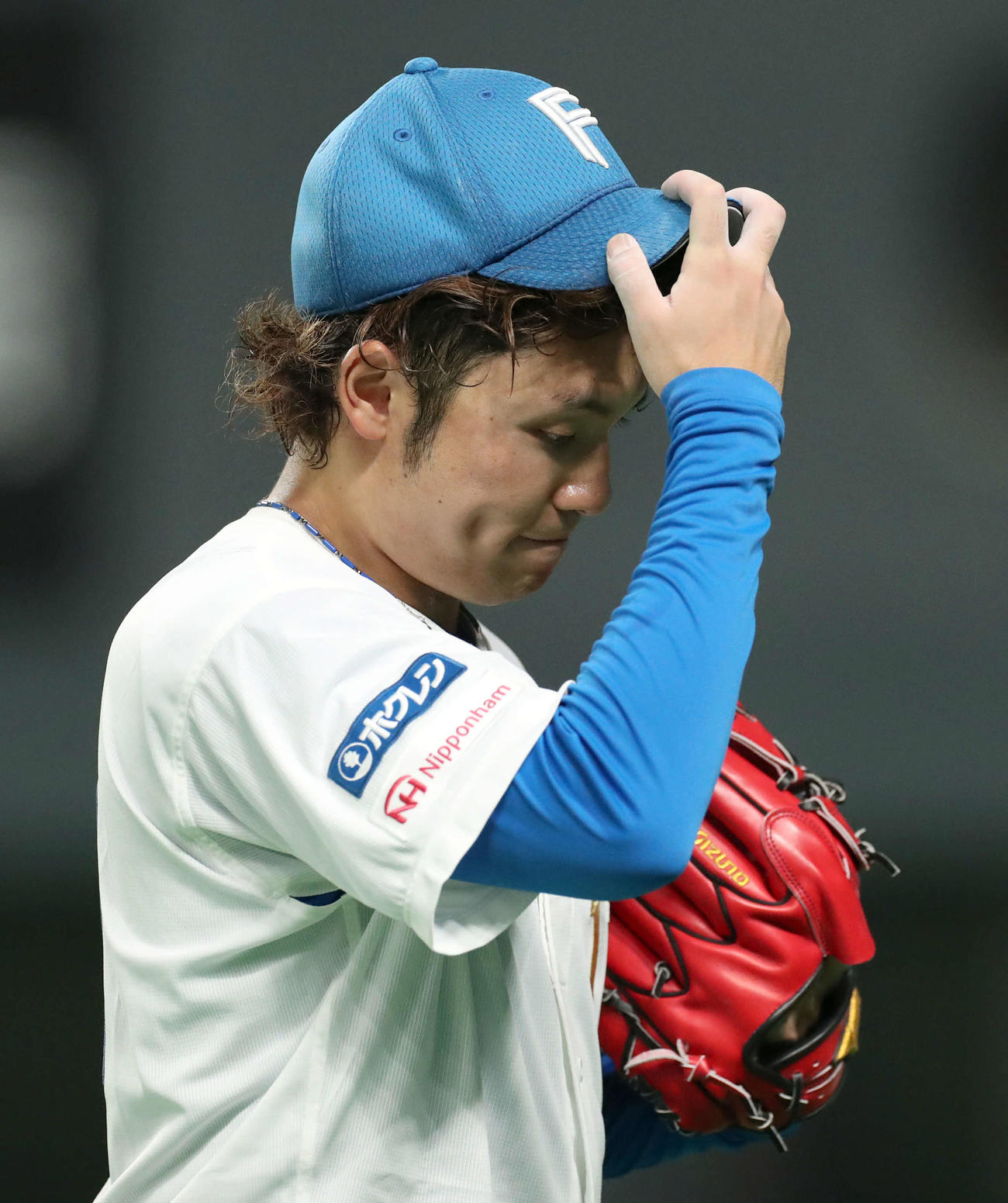 日本ハム対ソフトバンク　うつむきながらベンチに戻る伊藤（撮影・佐藤翔太）