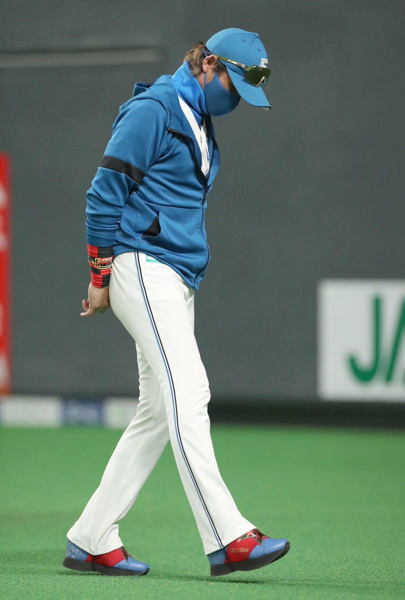 日本ハム対ソフトバンク　選手交代を告げベンチに戻る新庄監督（撮影・佐藤翔太）