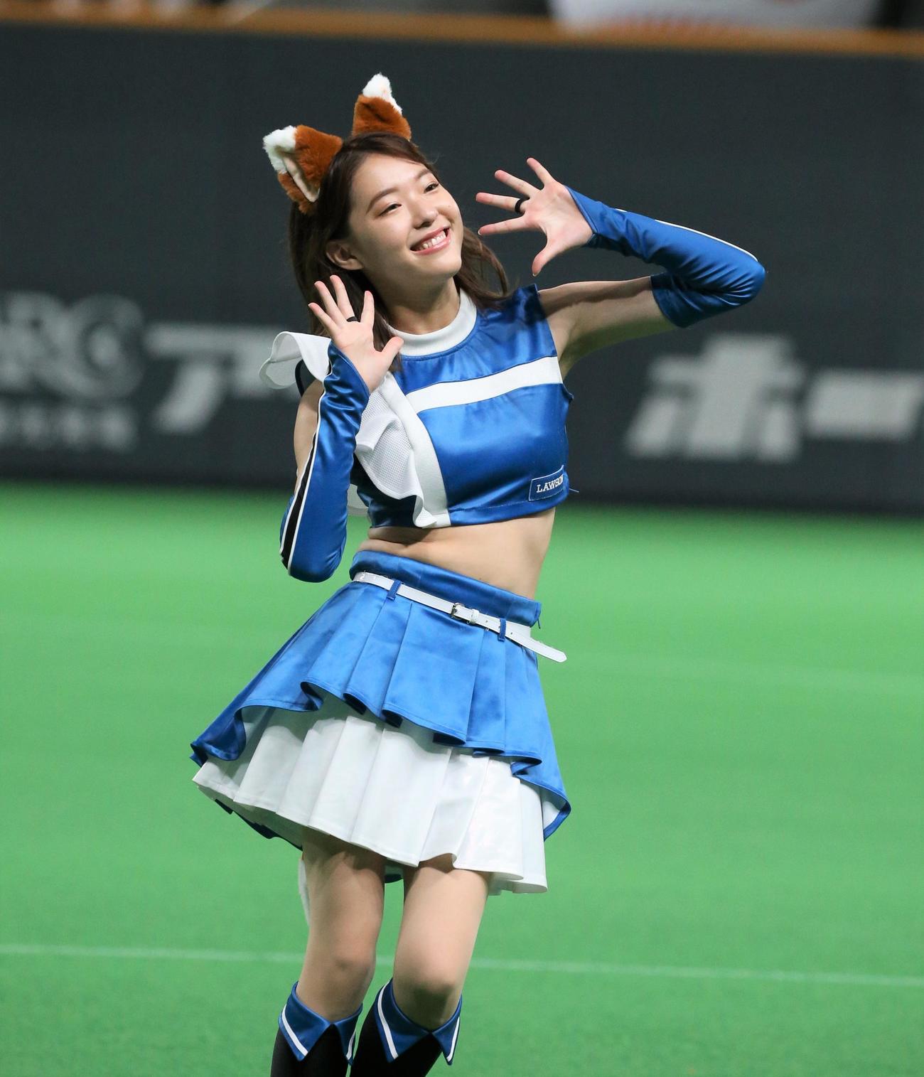 日本ハム対ソフトバンク　「きつねダンス」を踊るファイターズガール（撮影・黒川智章）