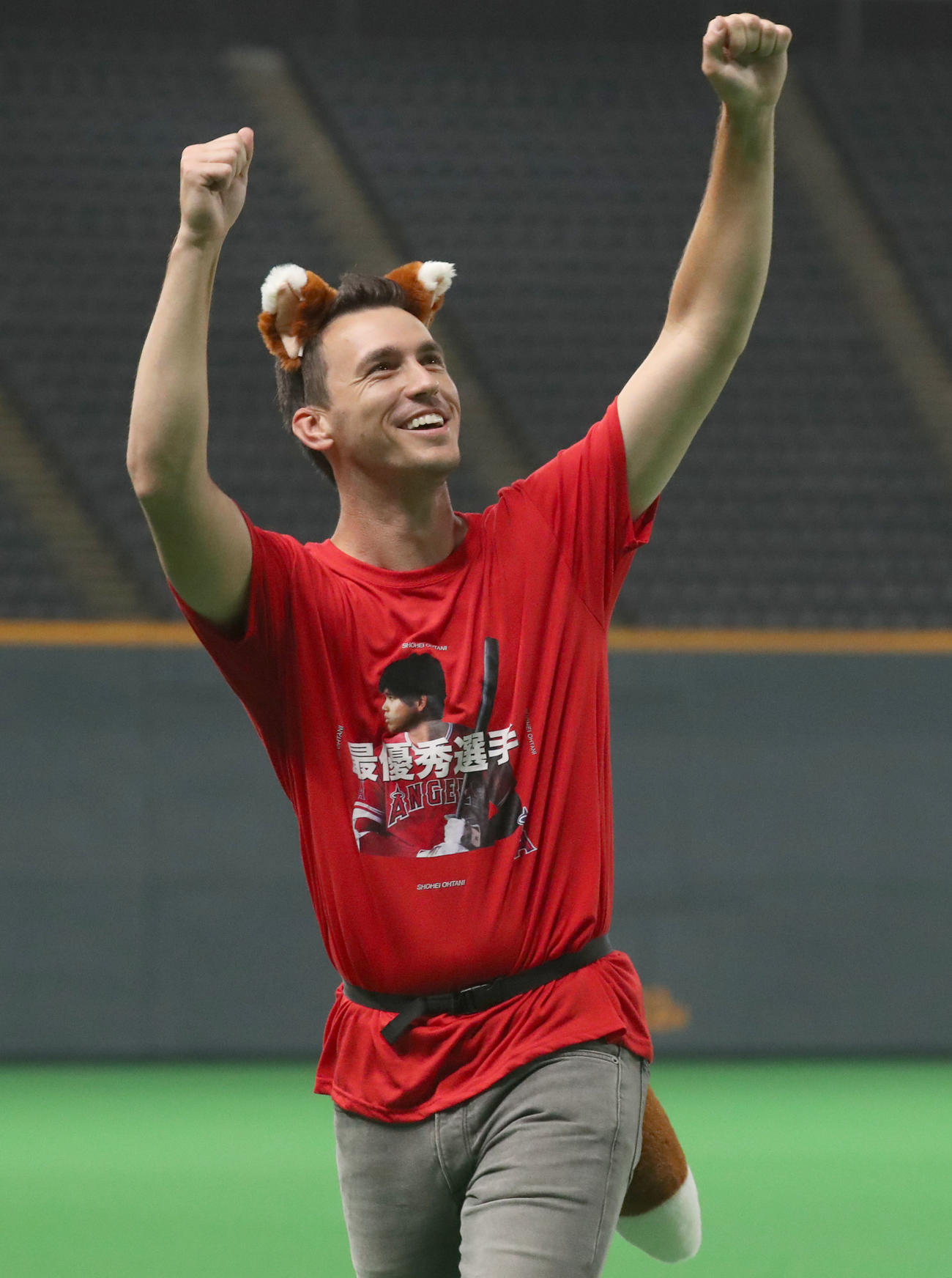 日本ハム対ソフトバンク　エンゼルス大谷のTシャツを着ながら「きつねダンス」を披露し、スタンド応援席にガッツポーズしながら引き揚げるベン・バーランダー氏（撮影・佐藤翔太）