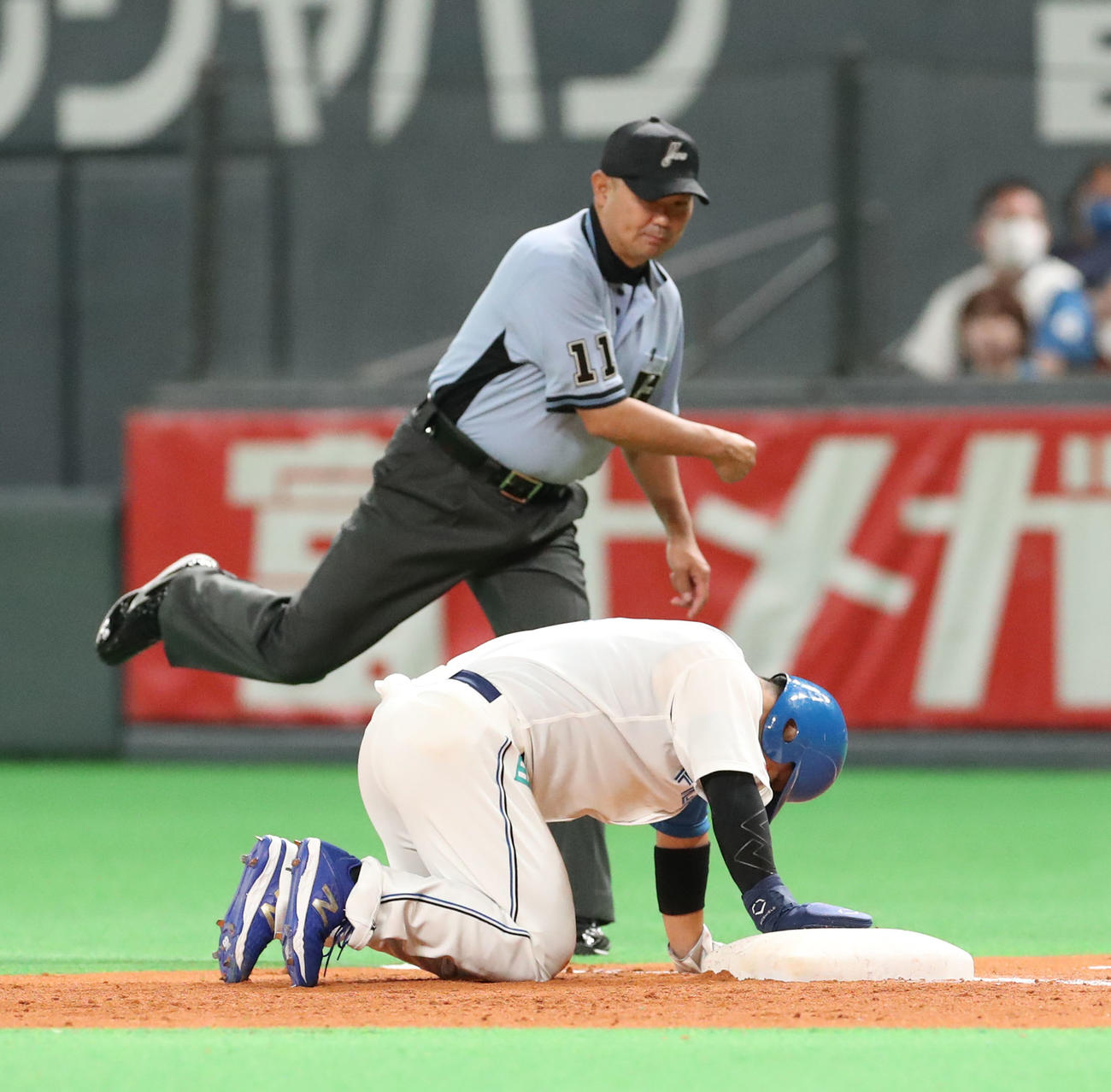 日本ハム対ソフトバンク　4回裏日本ハム2死一塁、飛び出してしまい帰塁出来ない近藤（撮影・佐藤翔太）