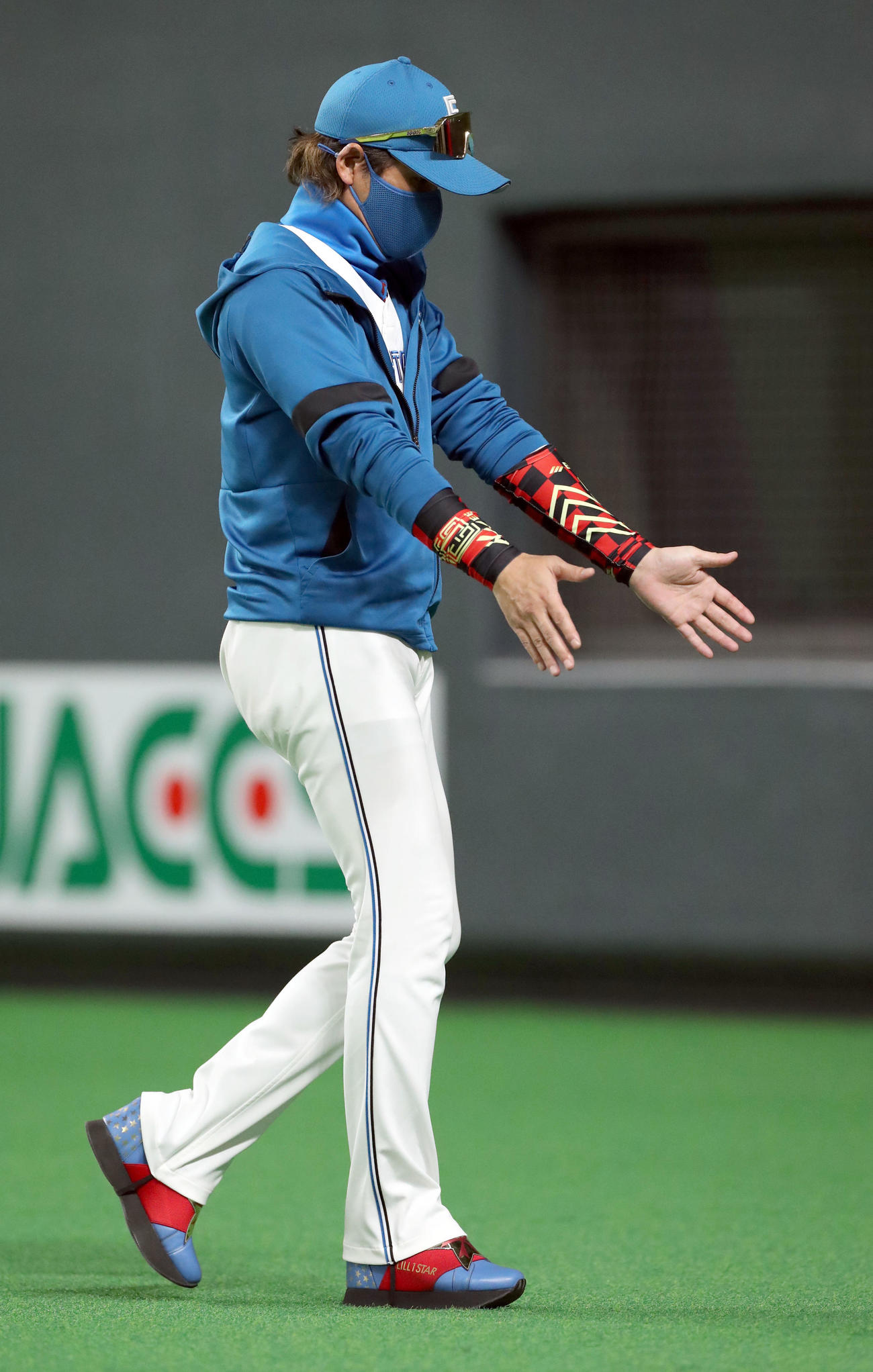 日本ハム対ソフトバンク　選手交代を告げベンチに戻る新庄監督（撮影・佐藤翔太）