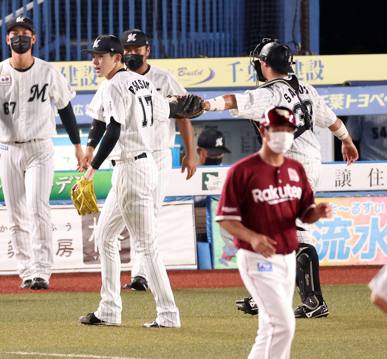 ロッテ対楽天　4回表楽天の攻撃を抑えた佐々木朗（左）は佐藤都とグラブタッチ（撮影・浅見桂子）