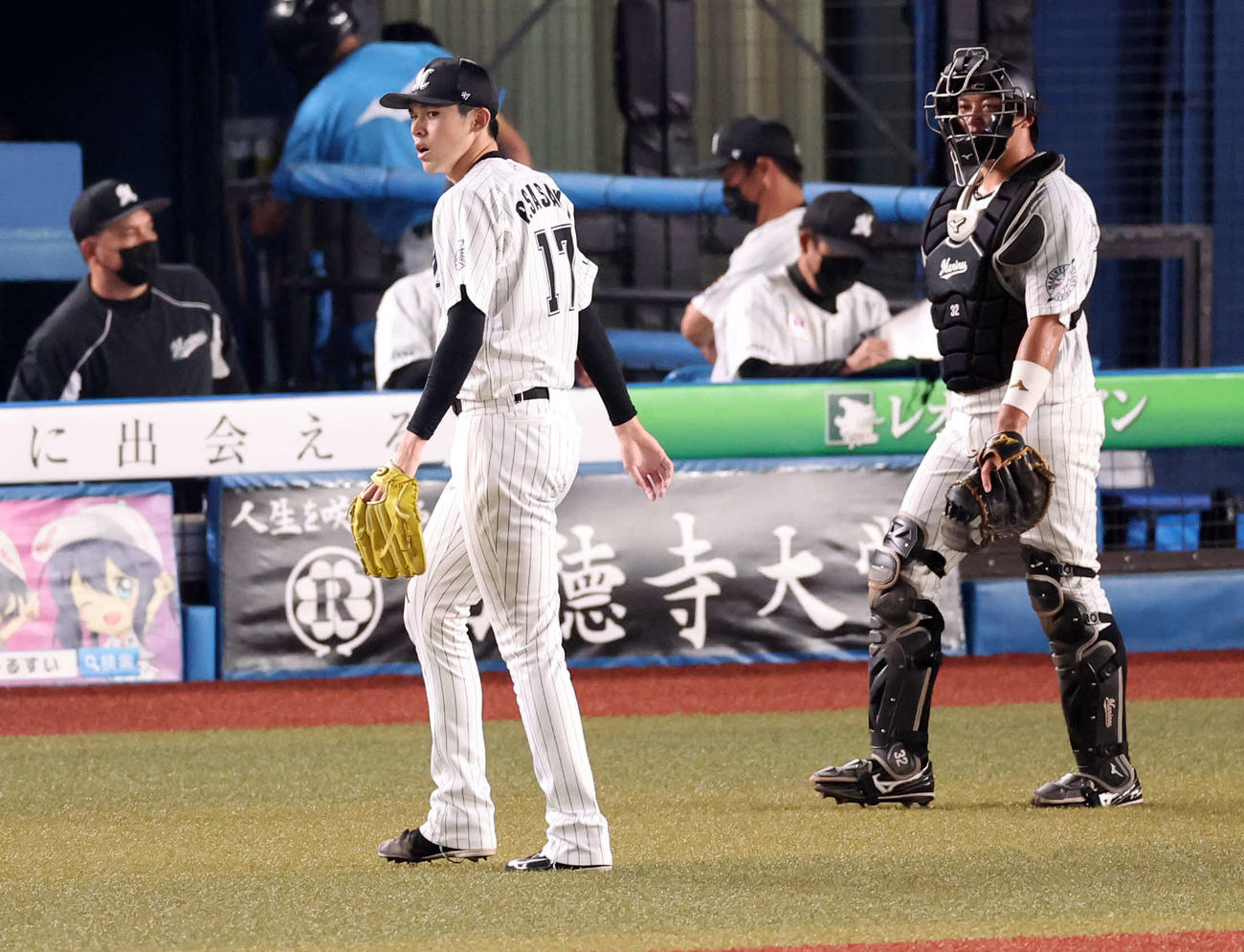 ロッテ対楽天　4回表楽天の攻撃を抑えた佐々木朗（左）と佐藤都（撮影・浅見桂子）