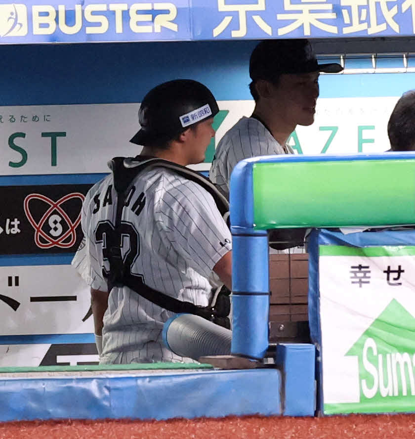 ロッテ対楽天　7回表楽天の攻撃を抑えた佐々木朗（奥）に佐藤都は声をかける（撮影・浅見桂子）