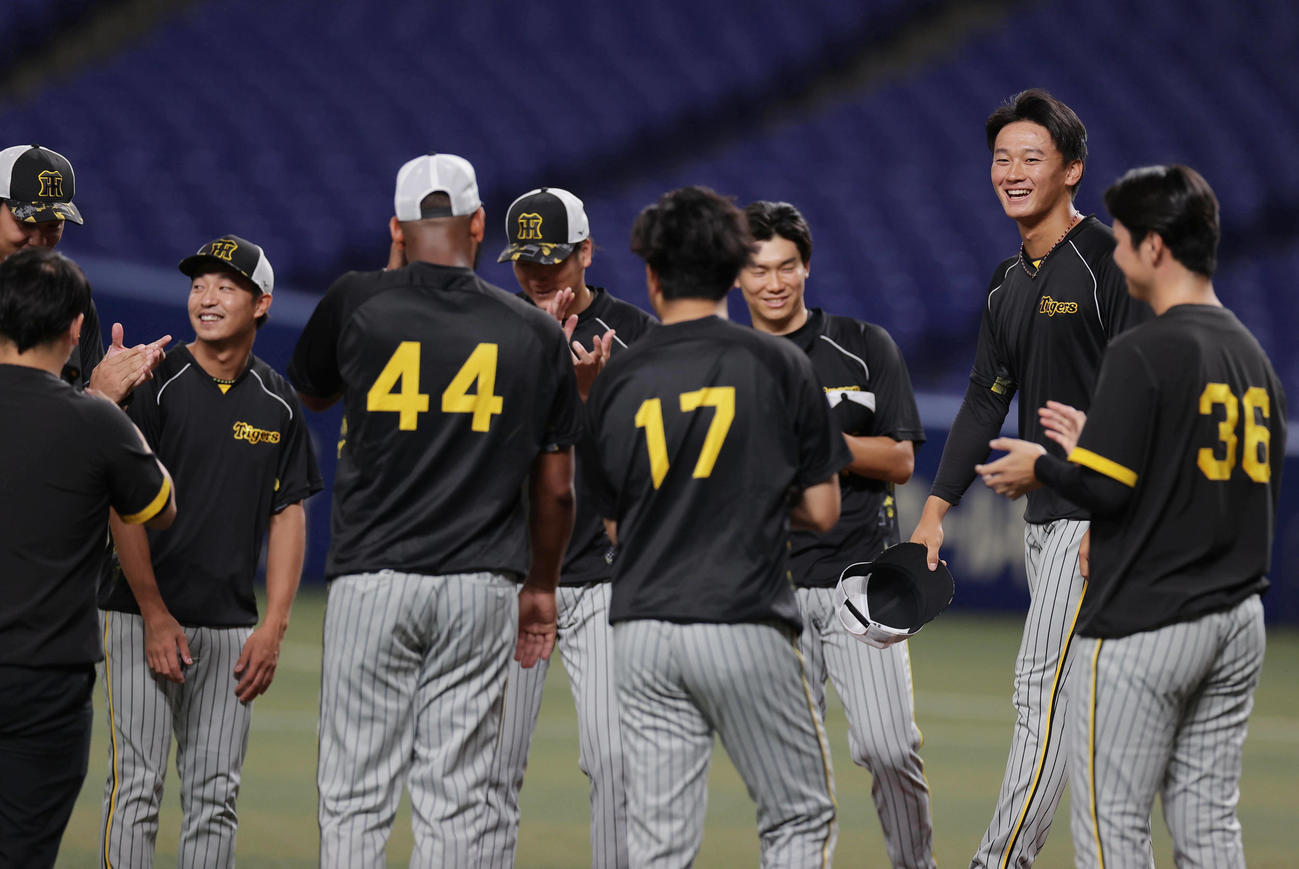 中日対阪神　1軍に合流した阪神森木（右から2人目）は、投手陣の前で笑顔であいさつする（撮影・前田充）