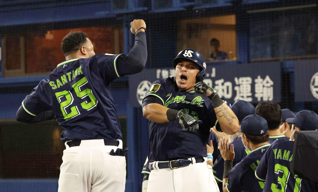 DeNA対ヤクルト　4回表ヤクルト2死一、二塁、オスナは左中間に3点本塁打を放ちナインの祝福を受ける（撮影・丹羽敏通）