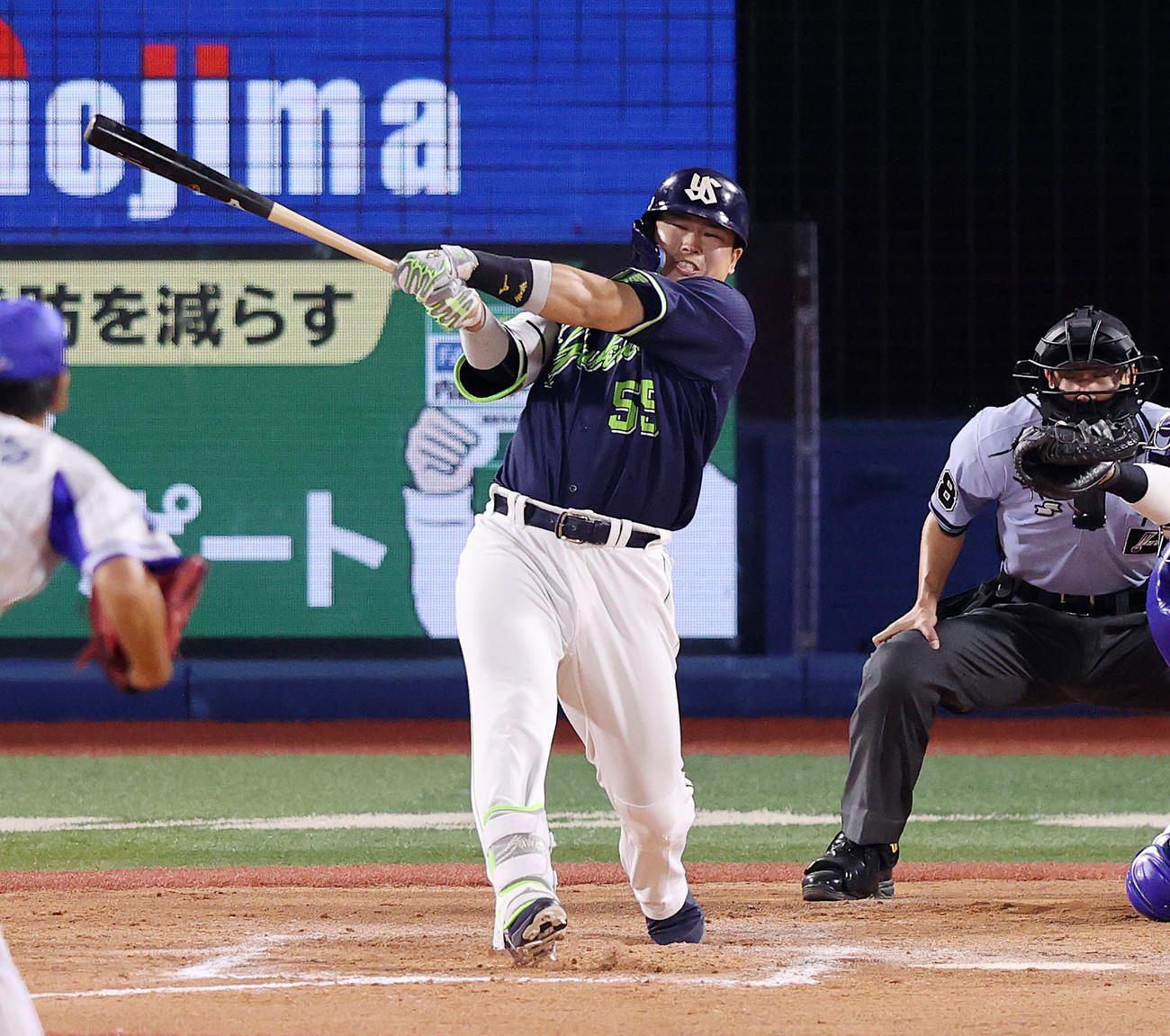 DeNA対ヤクルト　8回表ヤクルト1死、村上は右中間ソロ本塁打を放つ（撮影・鈴木正人）