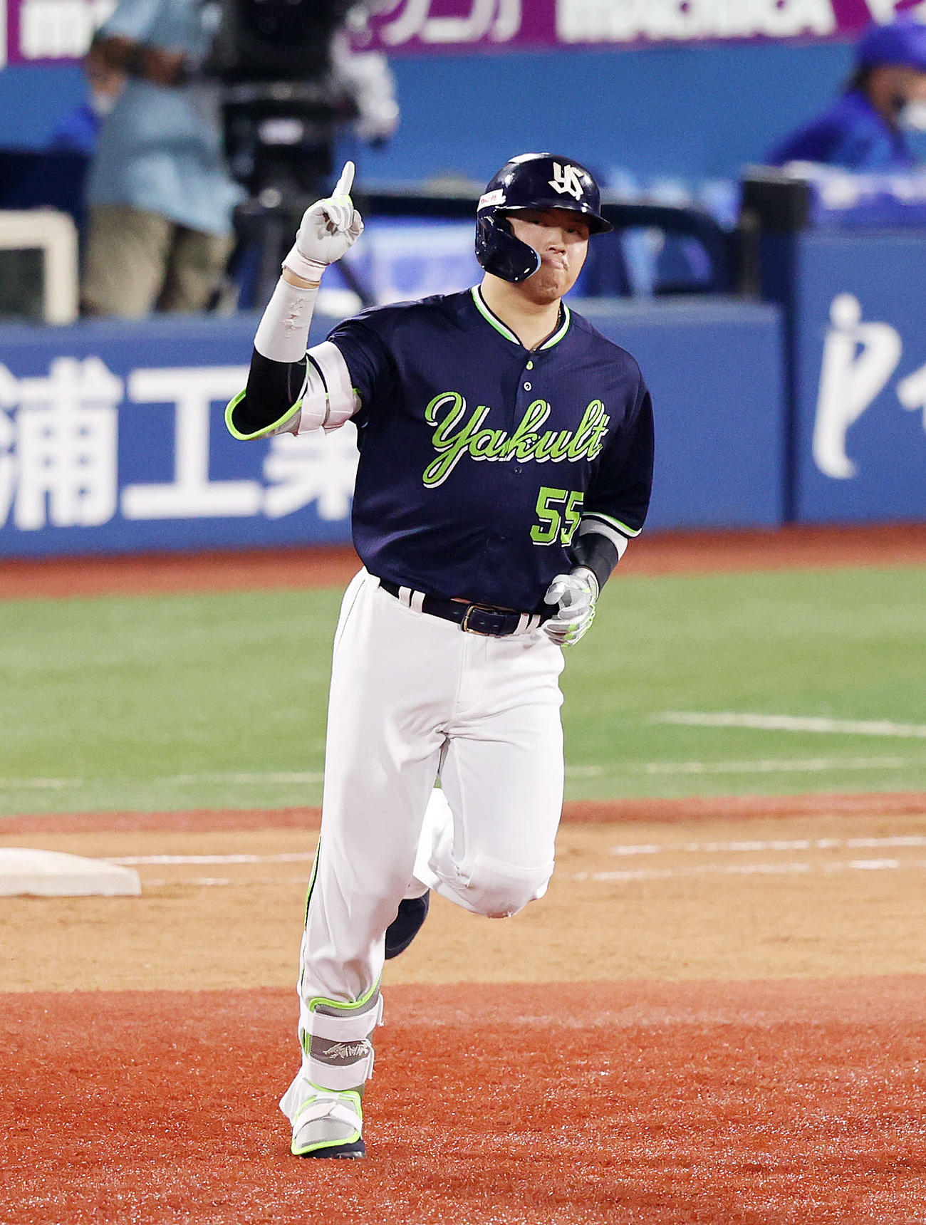 DeNA対ヤクルト　8回表ヤクルト1死、村上は右中間ソロ本塁打を放ちポーズを決める（撮影・鈴木正人）
