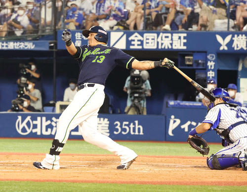 DeNA対ヤクルト 4回表ヤクルト2死一、二塁、オスナは左中間に3点本塁打を放つ(撮影・丹羽敏通)