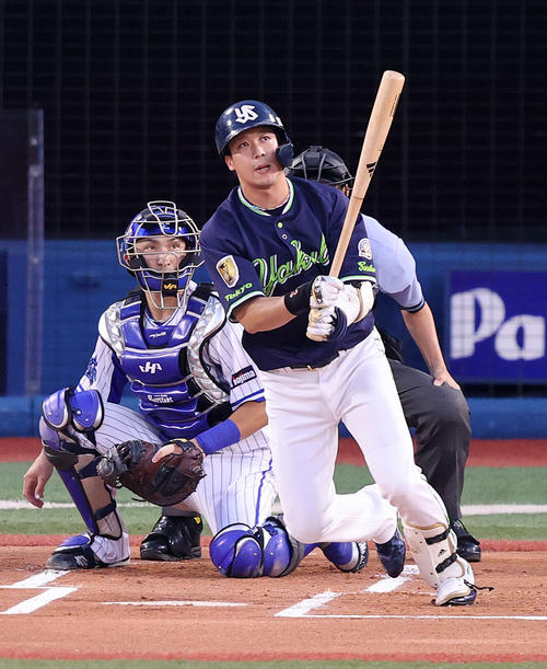 DeNA対ヤクルト 1回表ヤクルト2死、山田は左前安打を放つ(撮影・鈴木正人)