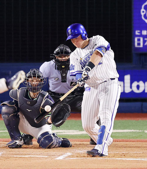 DeNA対ヤクルト 6回裏DeNA1死、牧は左越えソロ本塁打を放つ(撮影・鈴木正人)