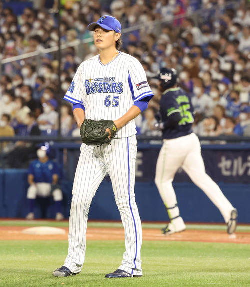 DeNA対ヤクルト 7回表ヤクルト1死一塁、サンタナに本塁打を打たれた宮国(撮影・丹羽敏通)