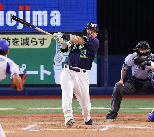 DeNA対ヤクルト 8回表ヤクルト1死、村上は右中間ソロ本塁打を放つ(撮影・鈴木正人)