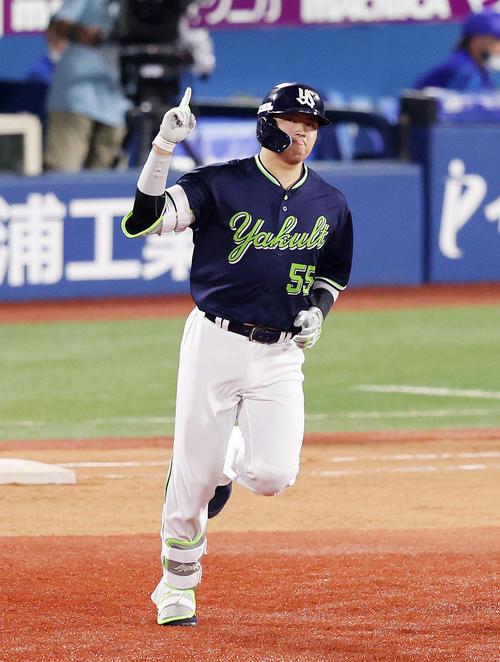 DeNA対ヤクルト 8回表ヤクルト1死、村上は右中間ソロ本塁打を放ちポーズを決める(撮影・鈴木正人)