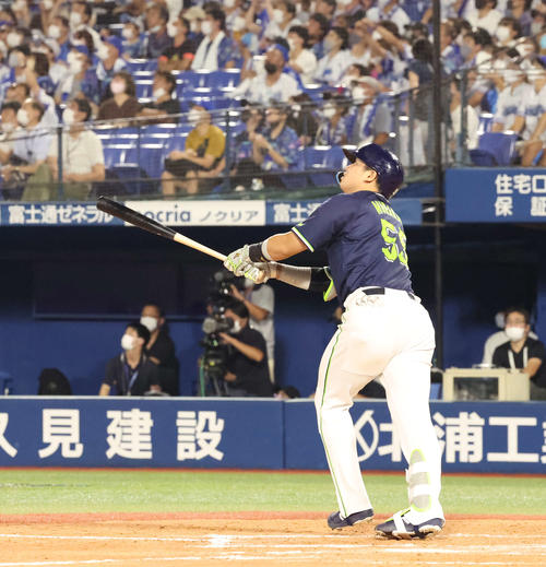 DeNA対ヤクルト 8回表ヤクルト1死、村上は右中間に本塁打を放つ(撮影・丹羽敏通)