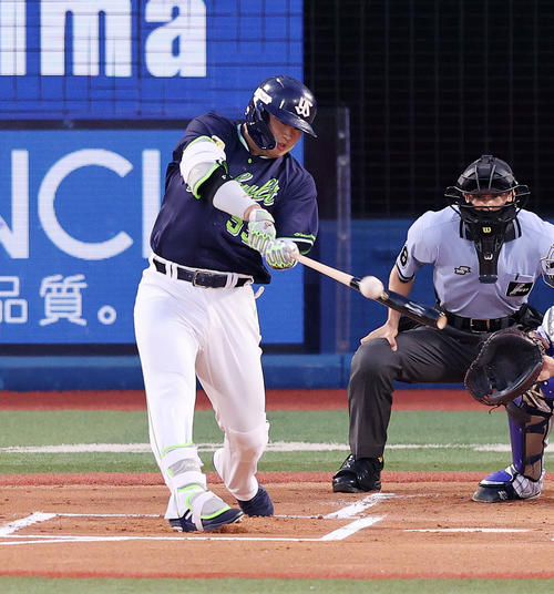DeNA対ヤクルト 1回表ヤクルト2死一塁、村上は右前安打を放つ(撮影・鈴木正人)