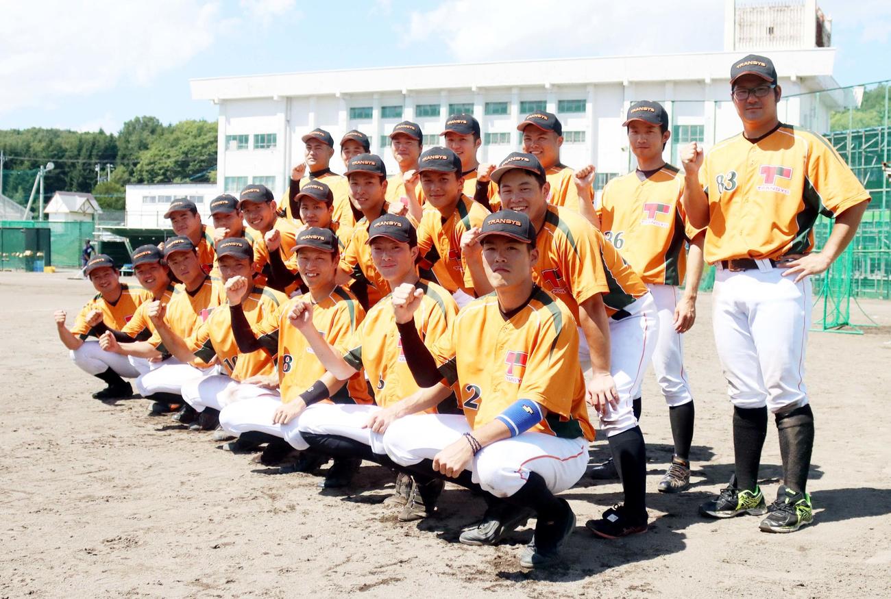 本間監督（後列右）のもと、全日本クラブ選手権1勝を目指すTRANSYS（撮影・永野高輔）
