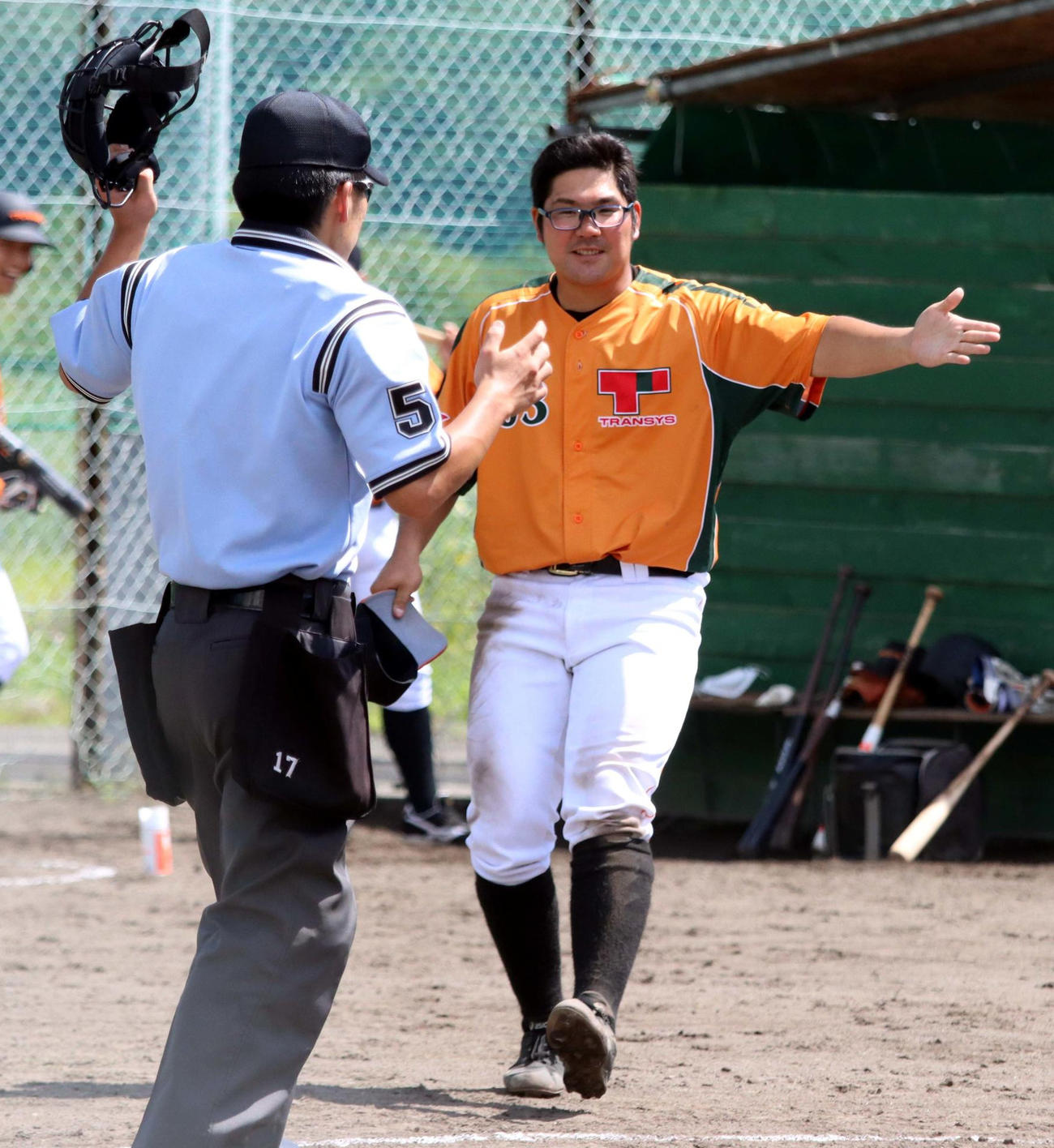 練習試合で選手交代を主審に伝えるTRANSYS本間監督（右）（撮影・永野高輔）