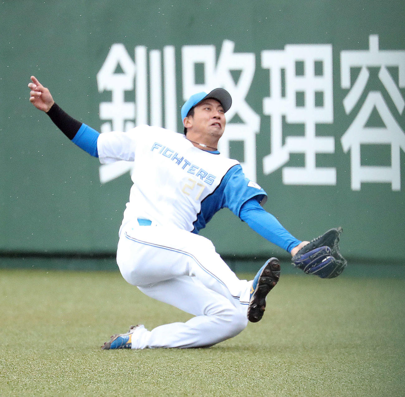 6回表オリックス1死、若月の飛球を好捕する古川裕（撮影・佐藤翔太）