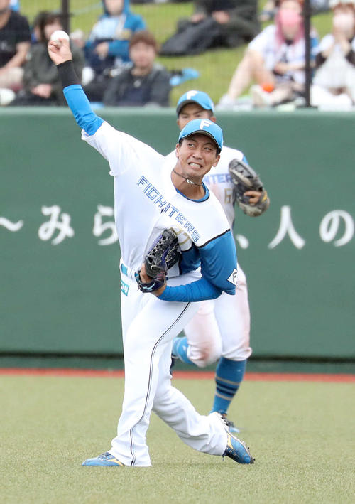 3回表オリックス1死満塁、中川の右飛を捕球し、三走福田を本塁で刺す古川裕（撮影・佐藤翔太）