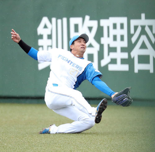 6回表オリックス1死、若月の飛球を好捕する古川裕（撮影・佐藤翔太）