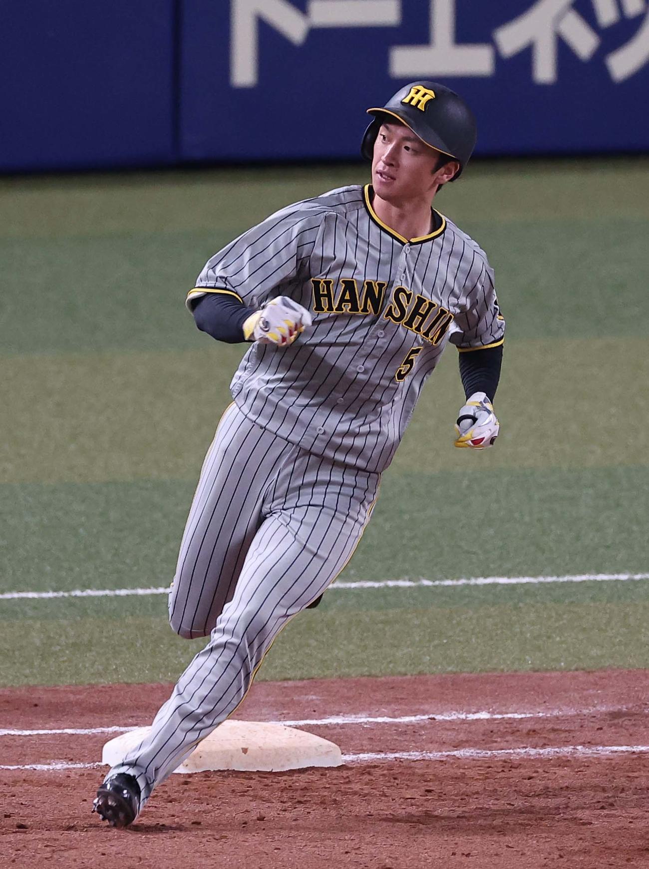 26日、中日戦の7回に右翼への打球で一塁を回る近本光司