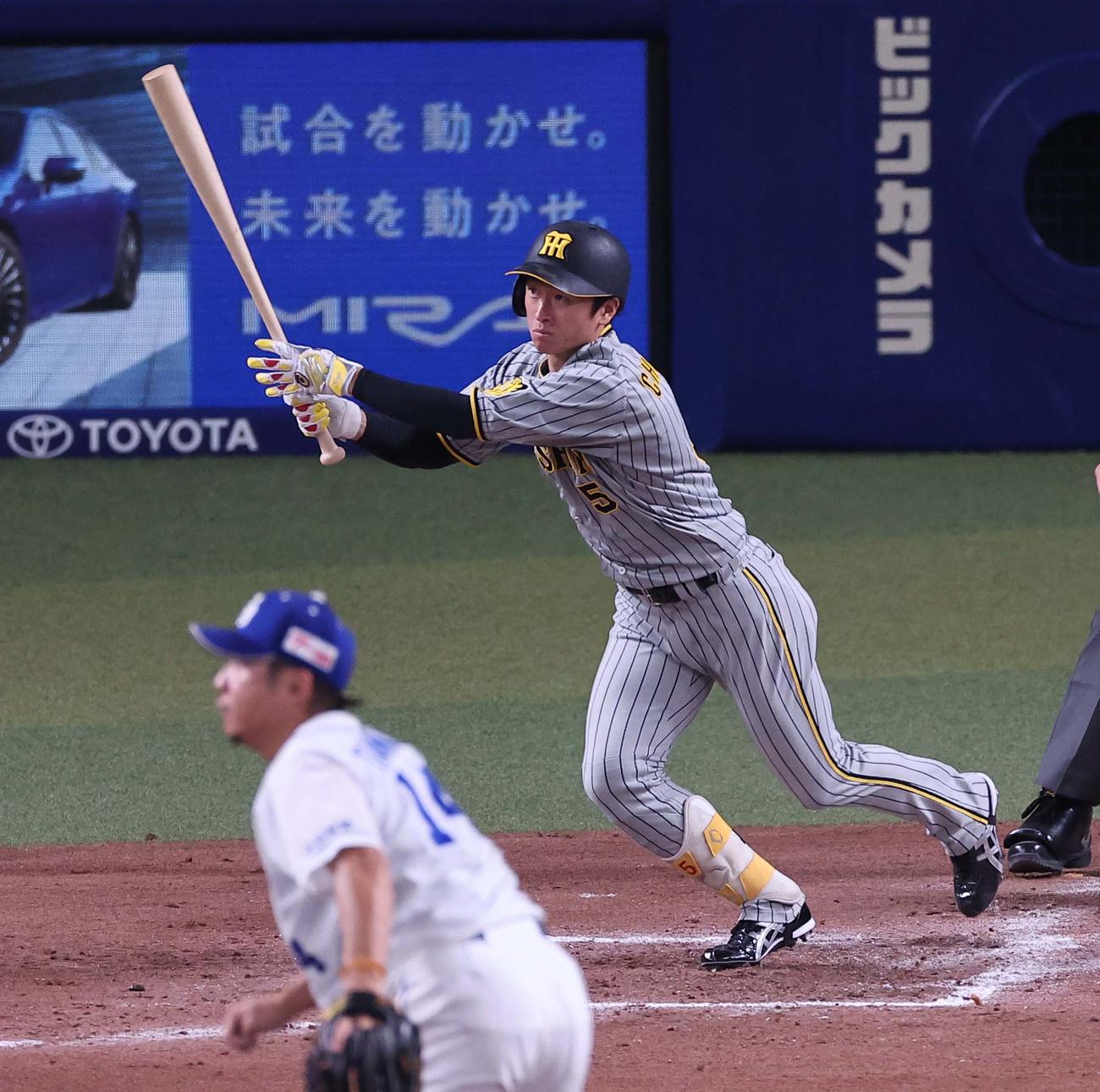 26日、中日戦の7回に右翼へ二塁打を放つ近本光司