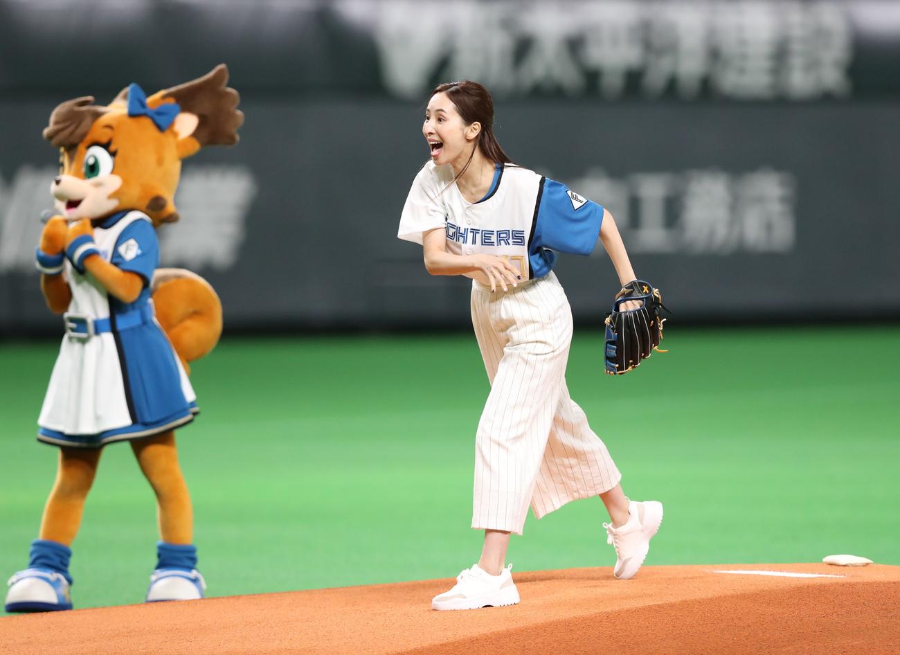 日本ハム対ソフトバンク　ファーストピッチセレモニーで投球する真飛聖（撮影・黒川智章）