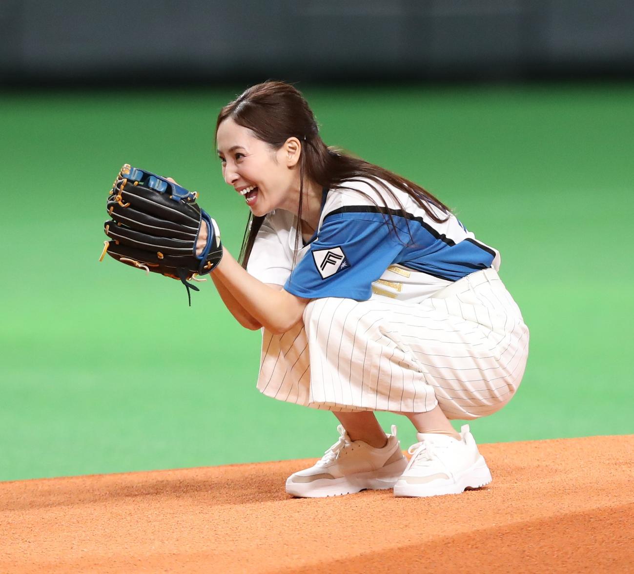 日本ハム対ソフトバンク　ファーストピッチセレモニーで投球が届かずしゃがみ込む真飛聖（撮影・黒川智章）