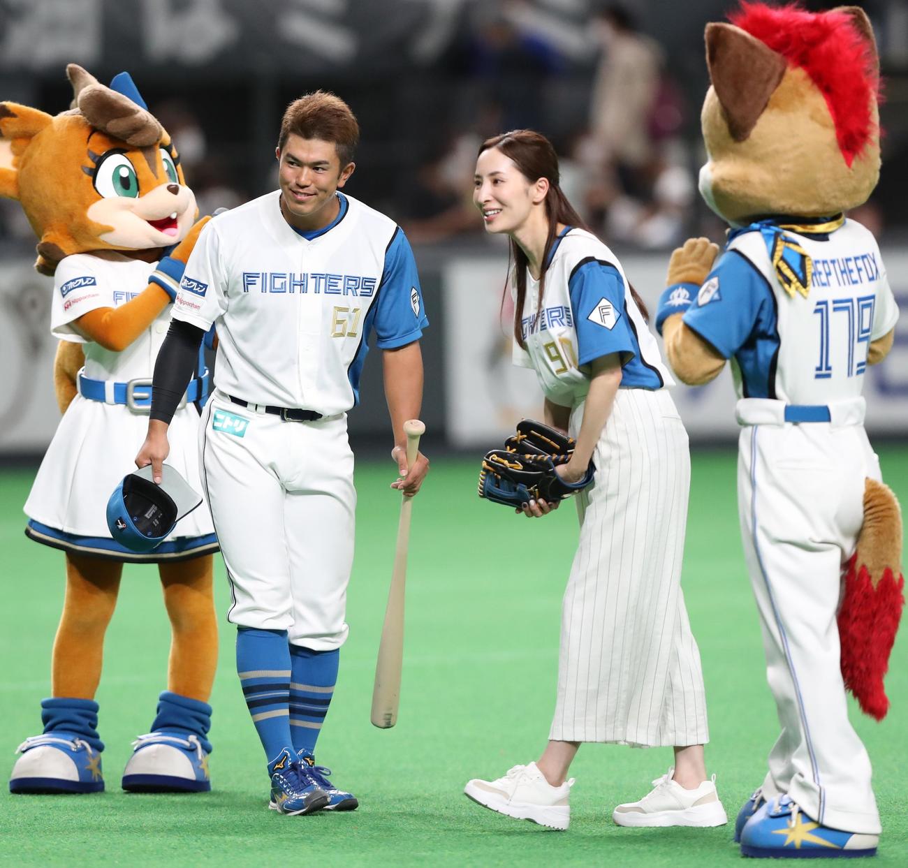 日本ハム対ソフトバンク　ファーストピッチセレモニーで投球した真飛聖と記念撮影する打席に立った今川（撮影・黒川智章）