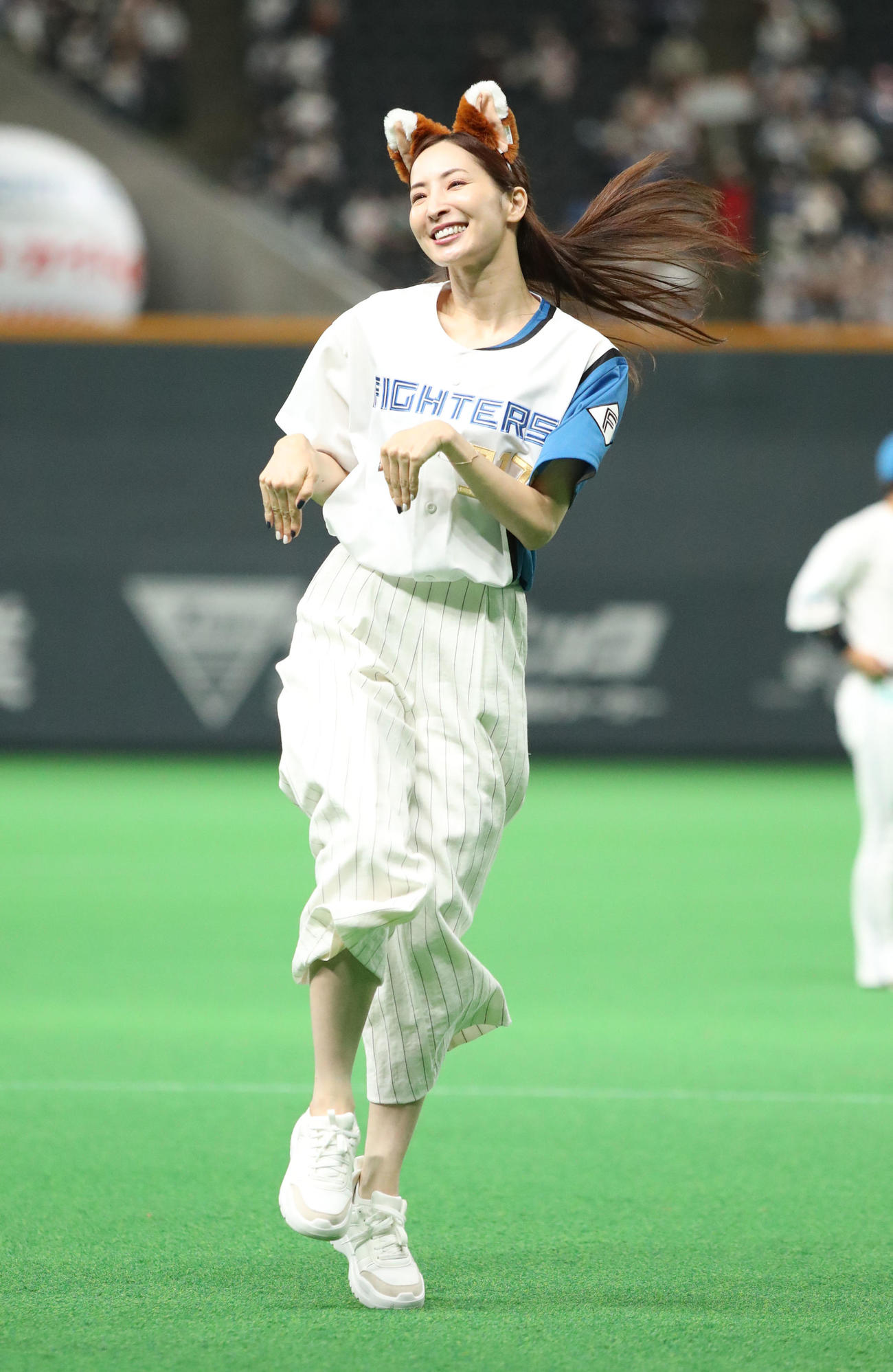 日本ハム対ソフトバンク　「きつねダンス」を踊る真飛聖（撮影・佐藤翔太）